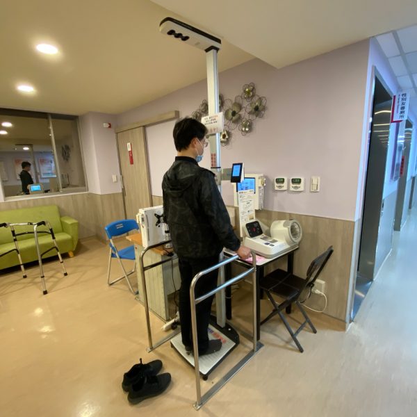 Patient weighing scale with safety handrail